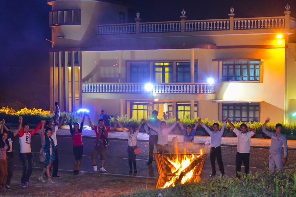 Thansur Sokha Hotel Kampot Exterior photo